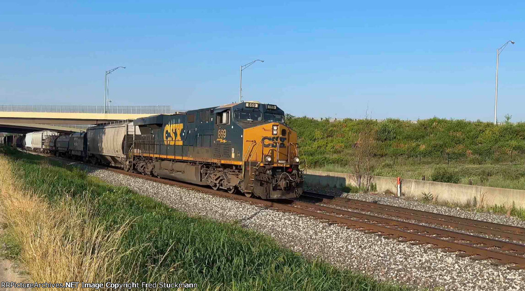 CSX 869 leads M370.